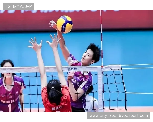 女排自由人飞身救球堪称奇迹，背后藏着无数汗水与努力